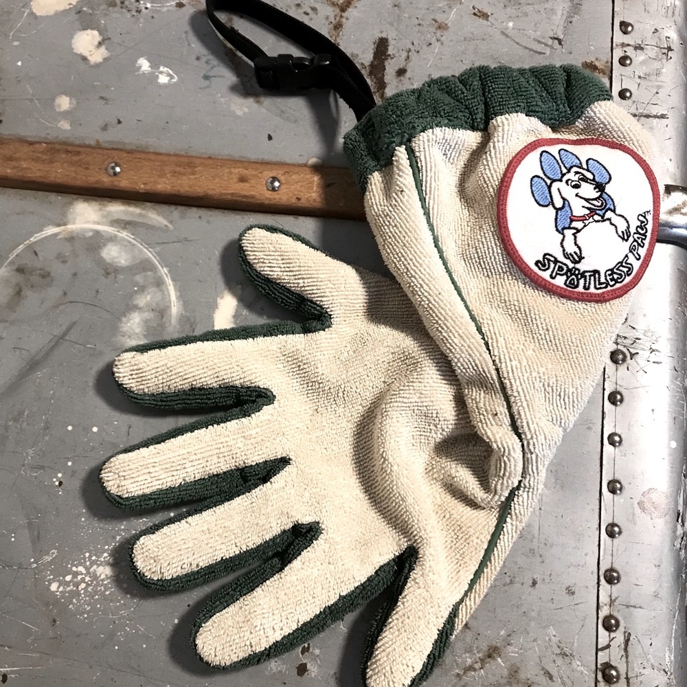 GUC easy to use, right or left handed dog owners. Instantly wipe wet paws!